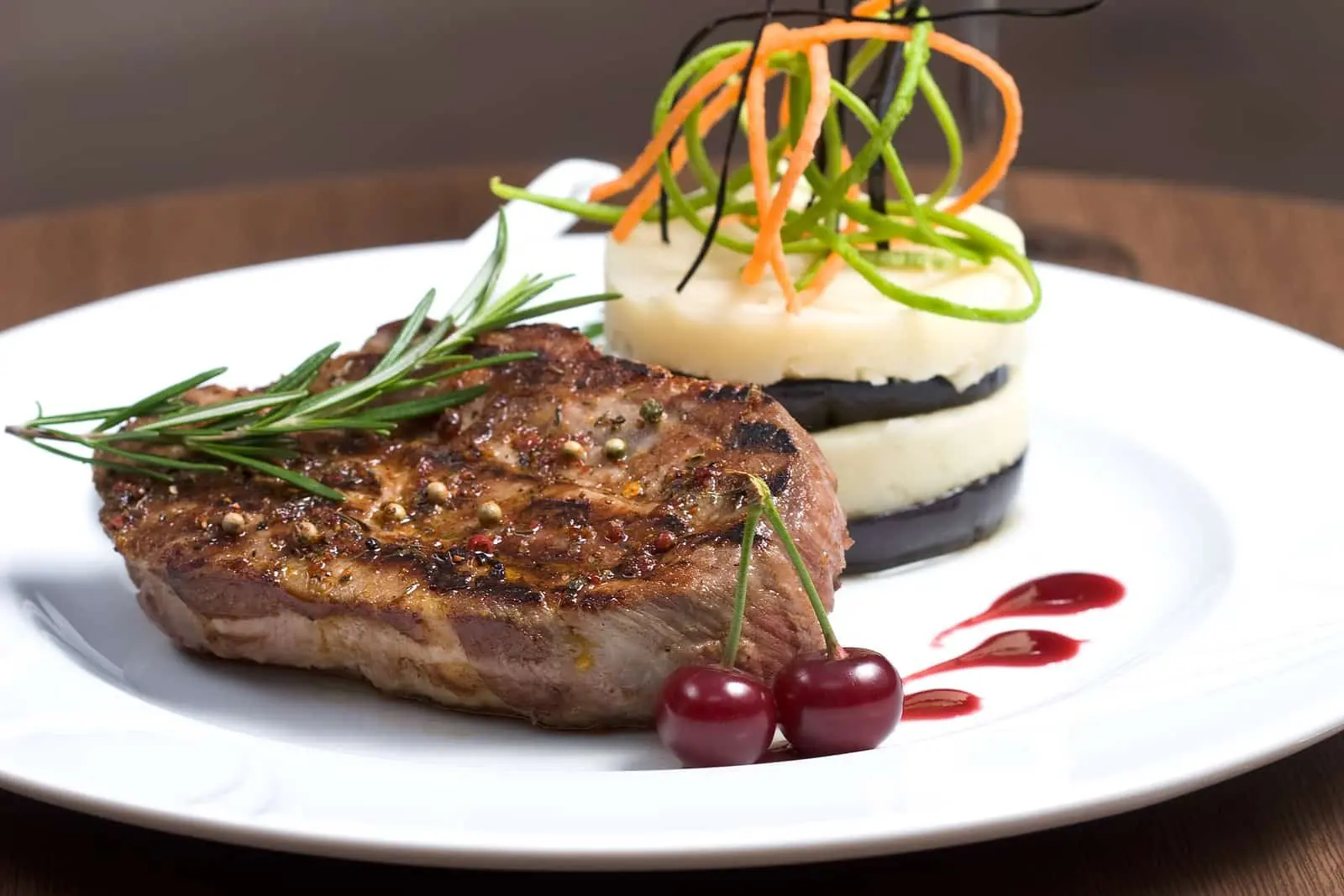 Steak mit Kartoffeltürmchen aus der Küche des Hotel Cornelia