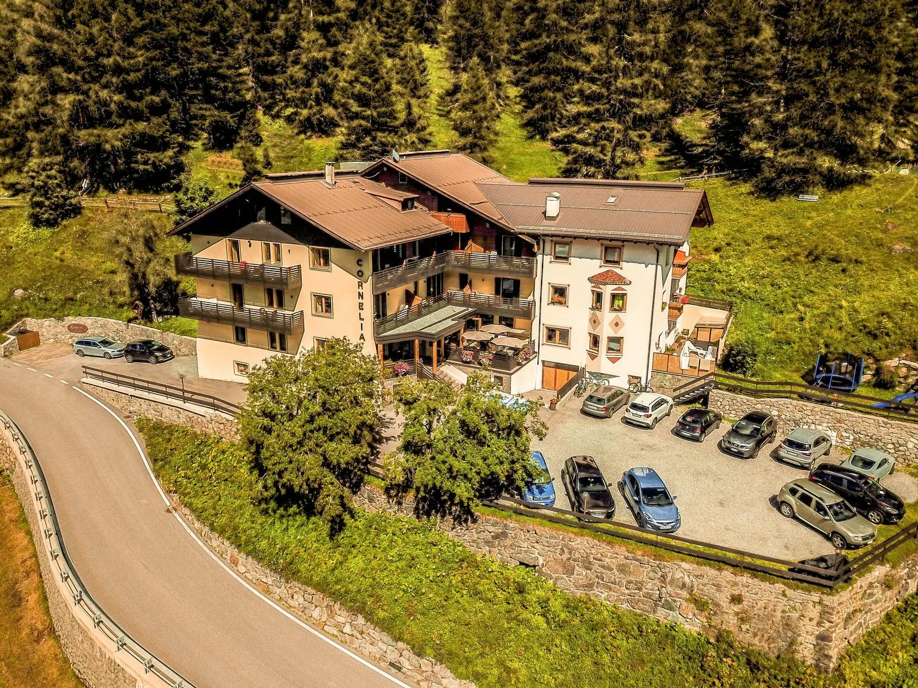Das Hotel Cornelia von oben, am Waldrand in Sulden