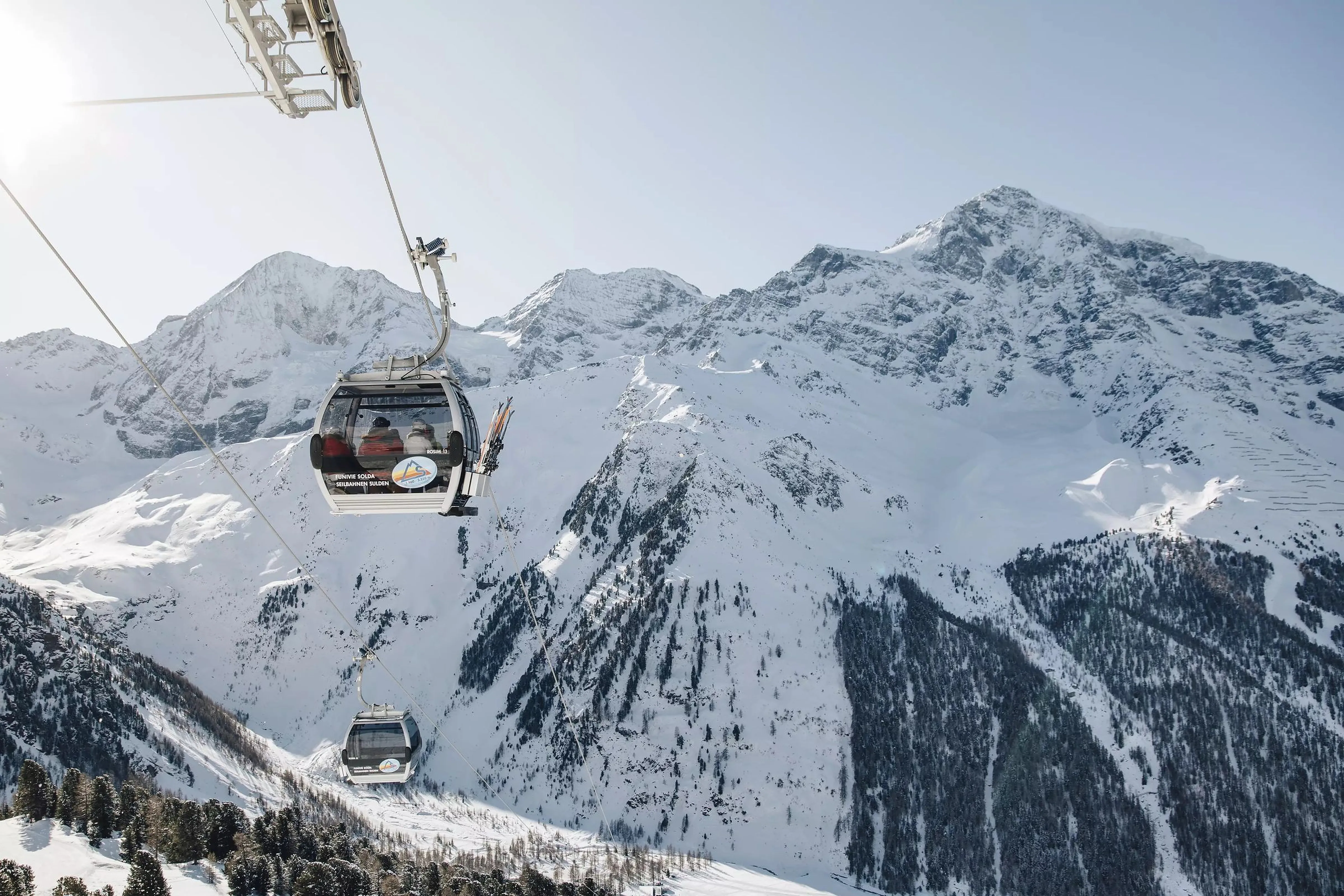 Gondel der Seilbahn Sulden vor dem verschneiten Ortler