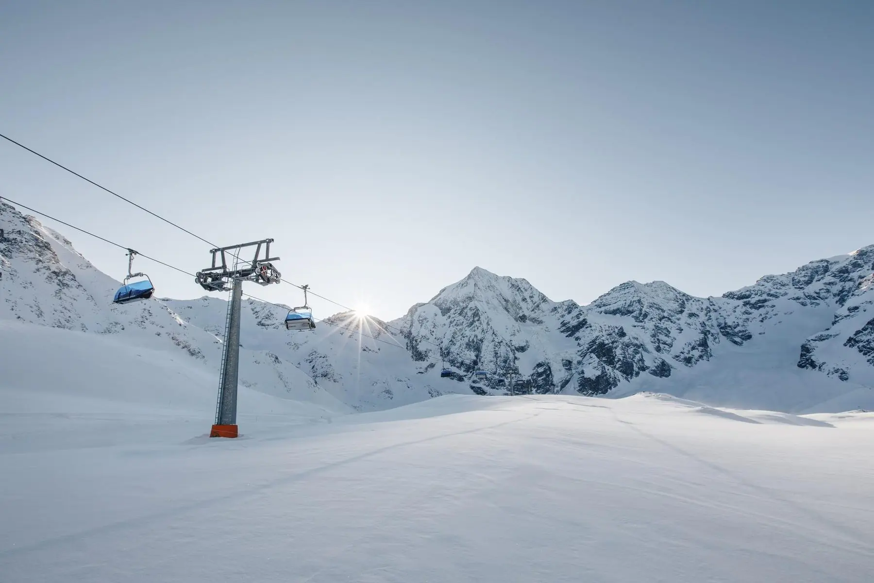 Sessellift im Tiefschnee vor der Königsspitze