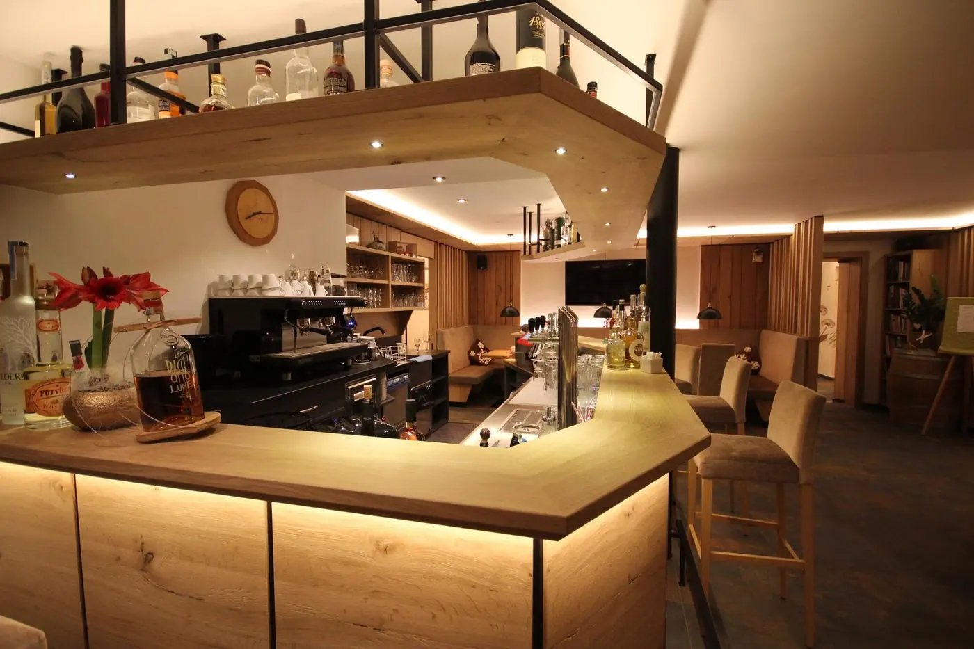 Hausbar mit Holztheke im Hotel Cornelia