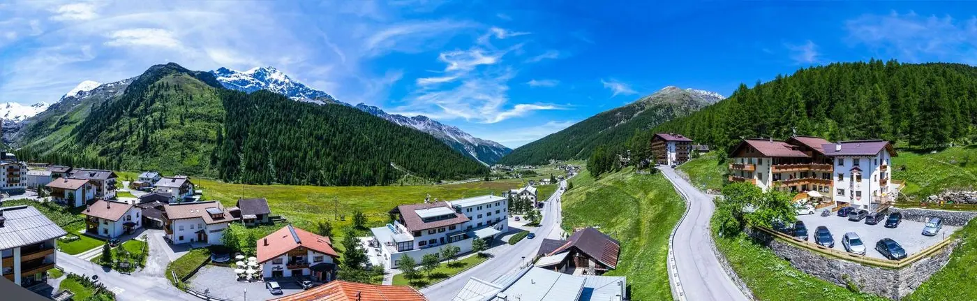 Panorama über Sulden und das grüne Suldental, rechts das Hotel