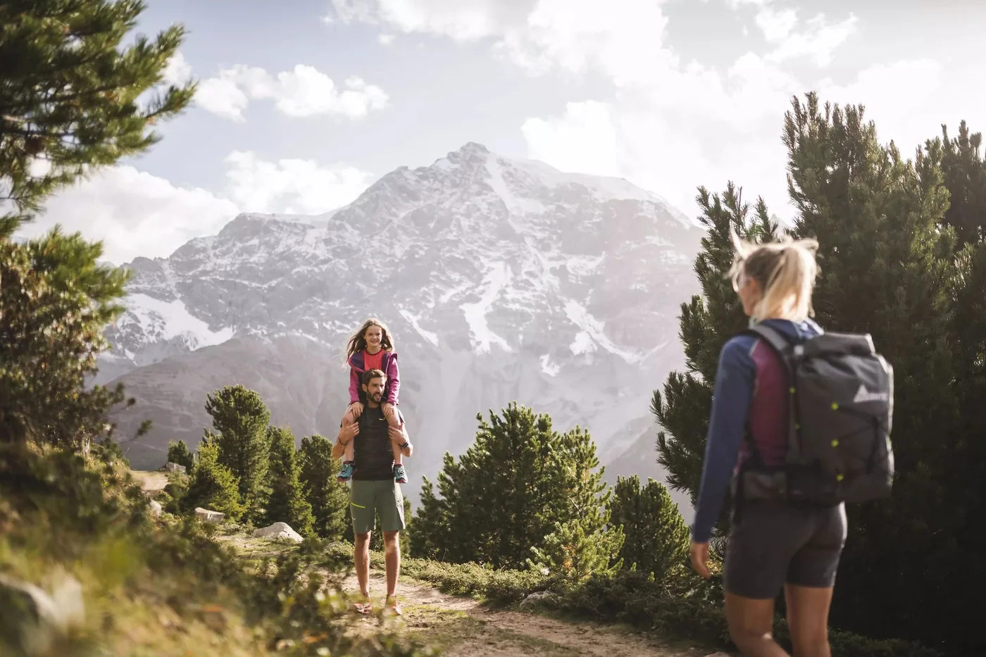 Familie beim Wandern auf einem Bergpfad unter dem Ortler