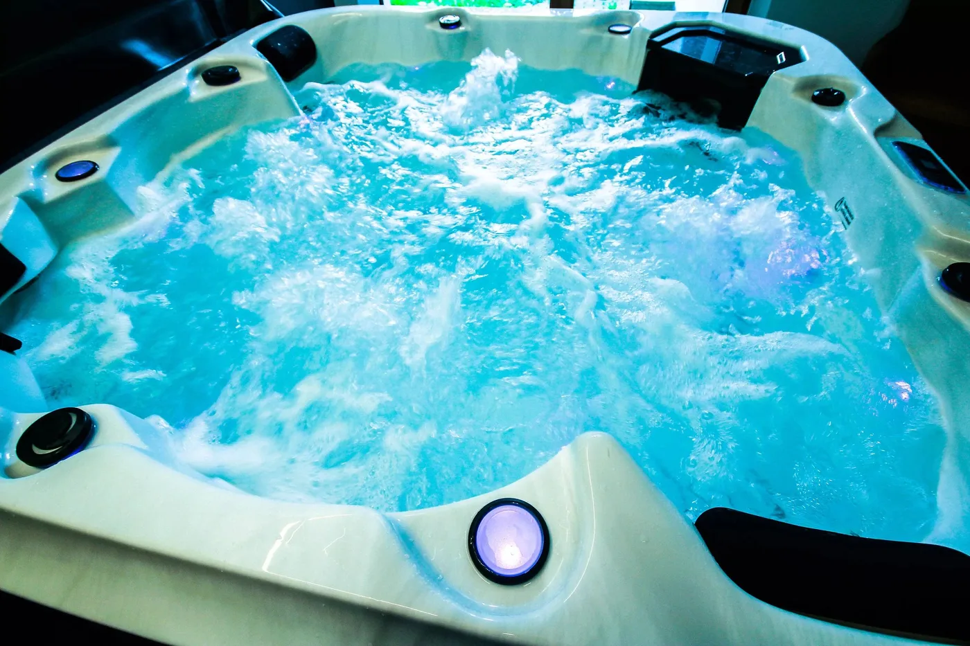 Sprudelndes Wasser im Whirlpool mit blauer Unterwasserbeleuchtung