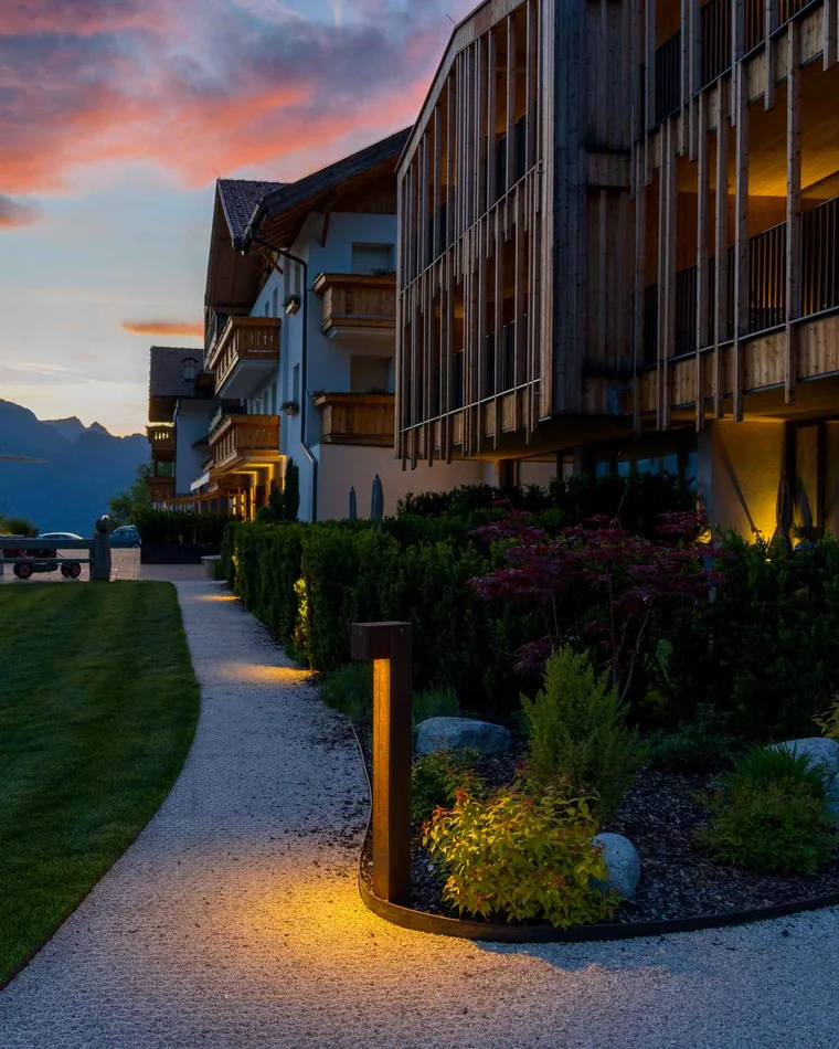 Aparthotel Bacher in St. Leonhard bei Brixen am Abend