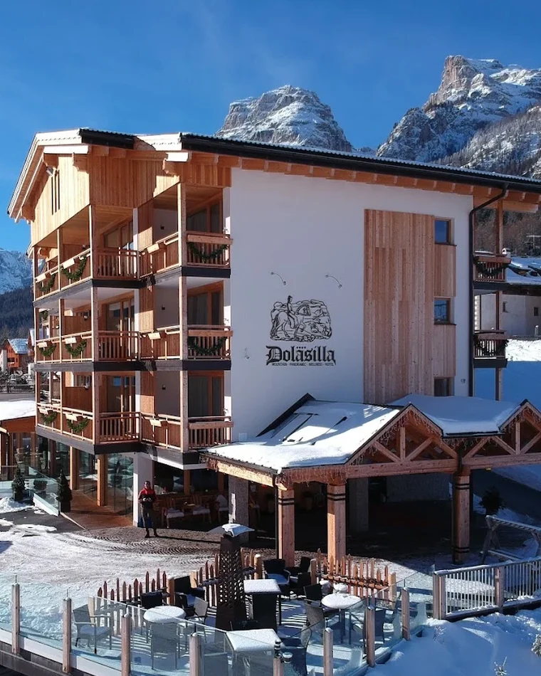 Hotel Dolasilla in La Villa im Winter, dahinter die Dolomiten