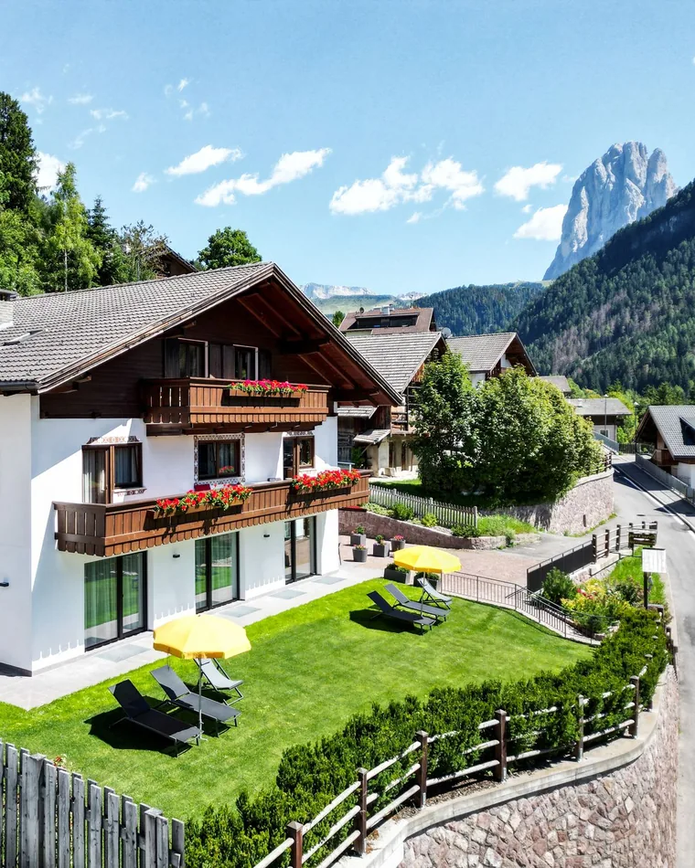 Apartments Pra Ciarea in St. Ulrich in Gröden, im Hintergrund der Langkofel