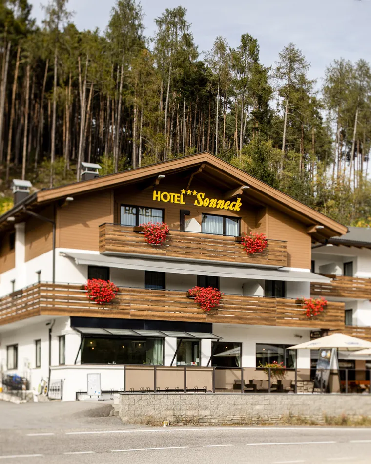 Hotel Sonneck in Natz-Schabs im Eisacktal, am Waldrand